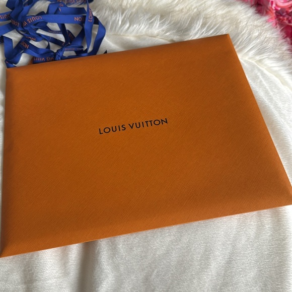 New Louse Vuitton fashion book #15 - Picture 3 of 4